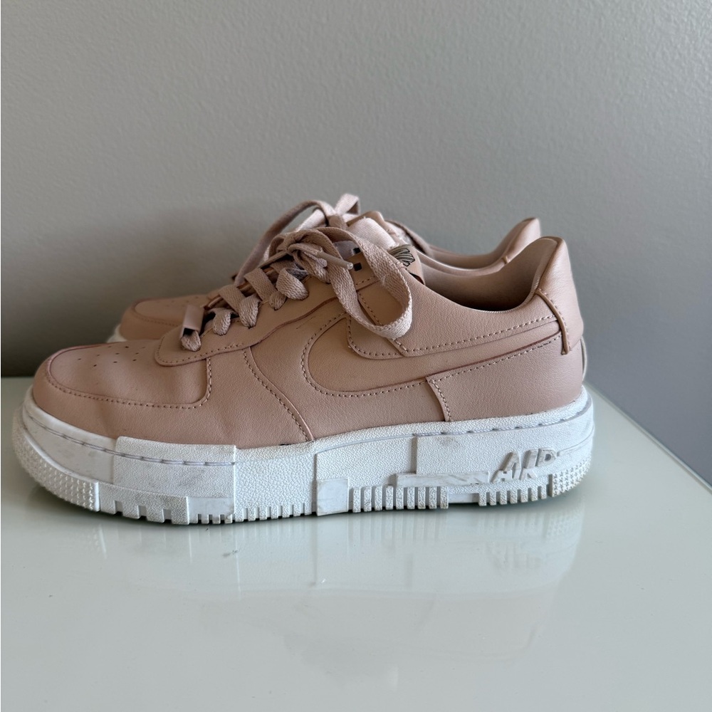 Nike Airforce 1 in beige/pink